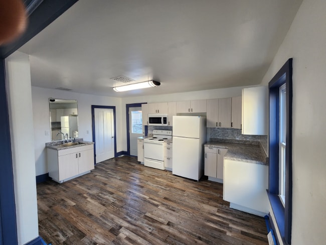 Building Photo - 108 2nd Ave SW
