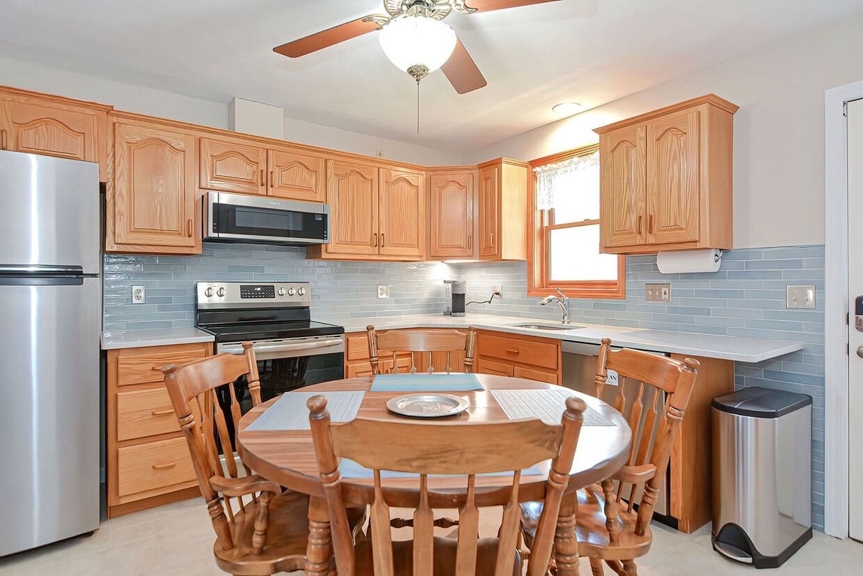 Primary Photo - Winter rental: Dot's Place- (Utilities Inc...