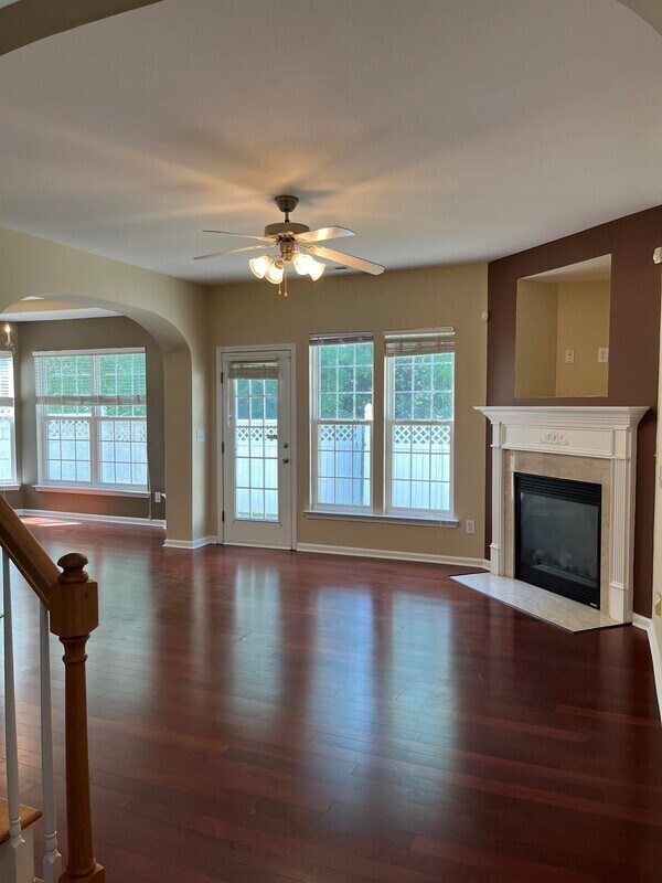 Building Photo - 6338 Morningview Ct