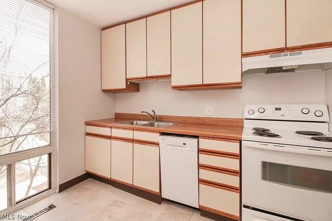 Kitchen - 6550 Chaffee Ct