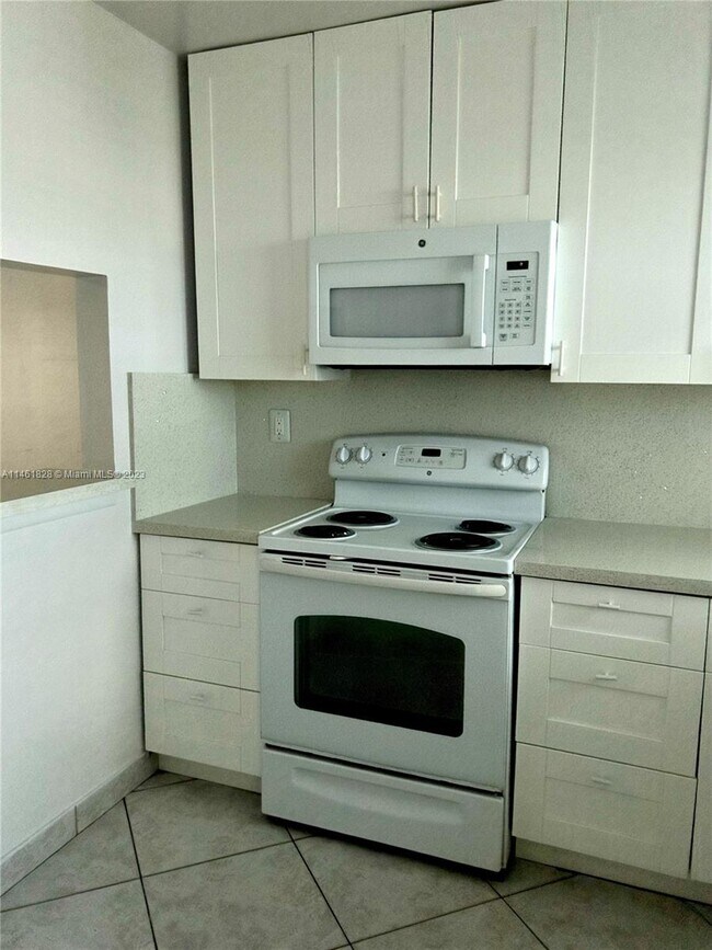 Foto del edificio - 2998 Sunrise Lakes Dr W