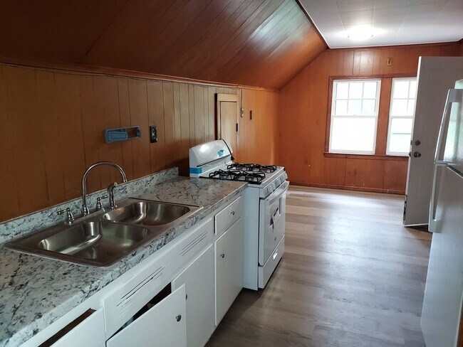 Building Photo - 318-320-320 Durnan St