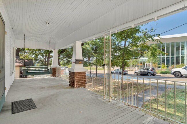 Foto del edificio - 202 S School Ave