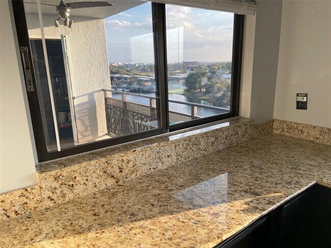 Foto del edificio - 2780 N Riverside Dr