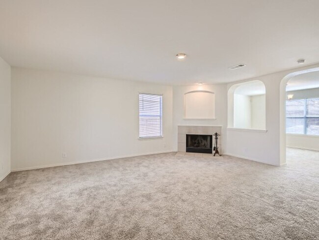Building Photo - Spacious floor plan in established neighbo...