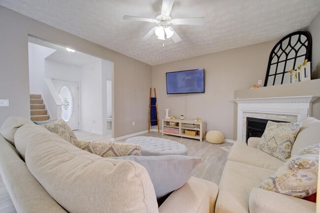 Building Photo - 3 Bedroom with a Fabulous Florida Room in Crestview!