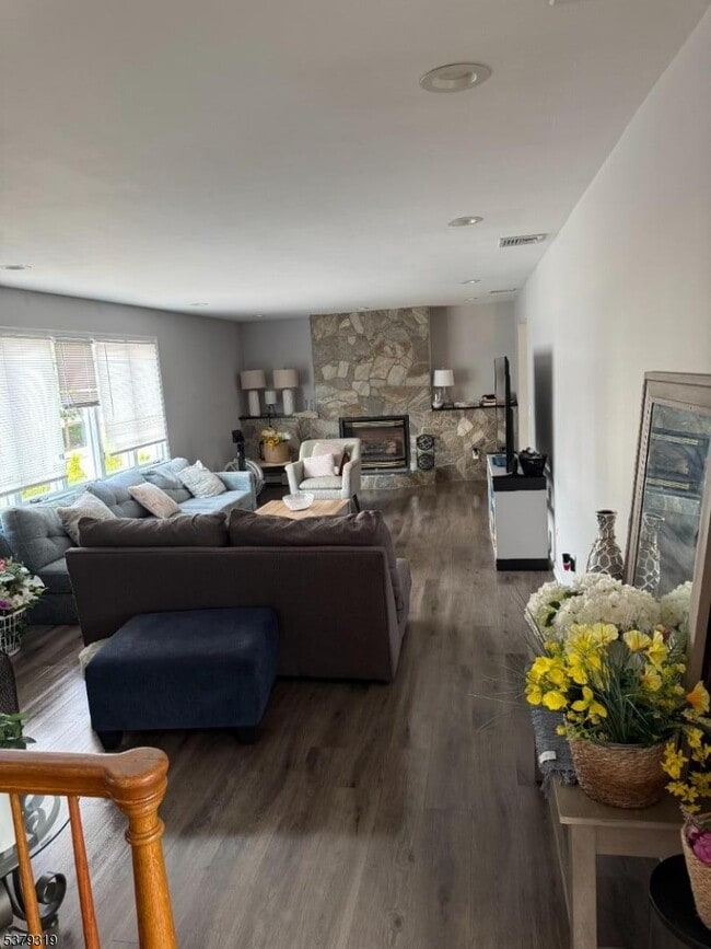 Foto del edificio - 248 Outwater Ln
