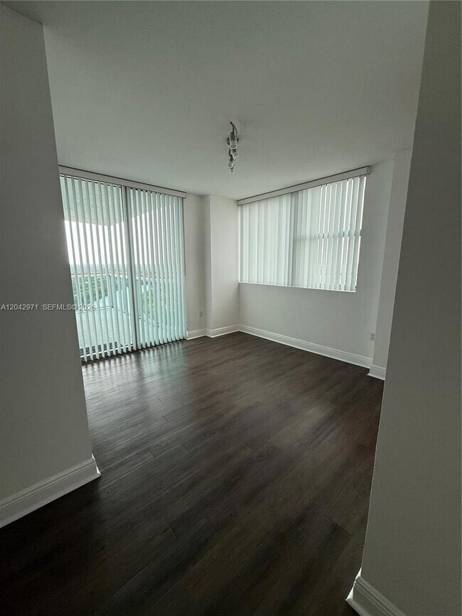 Building Photo - 2681 N Flamingo Rd