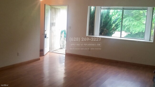 Building Photo - 2 br, 1.5 bath House - 864 N. Cloverleaf L...