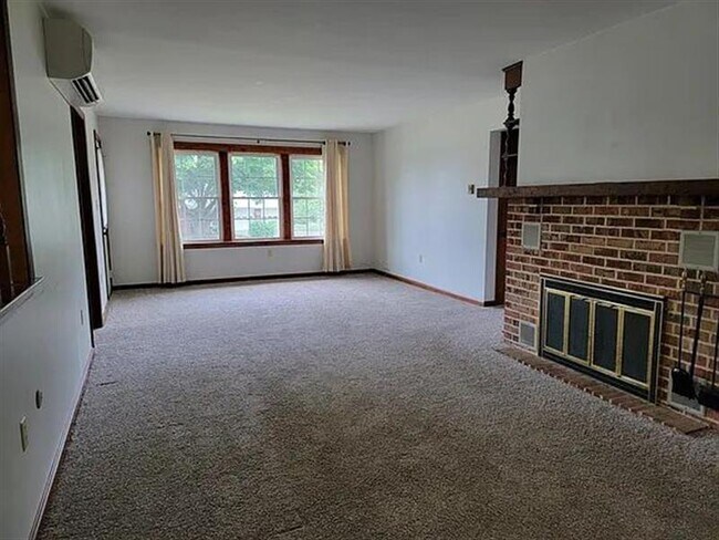Building Photo - RENT IN MEADOW VIEW