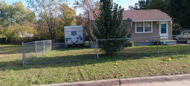 Building Photo - 548 E Woodrow St