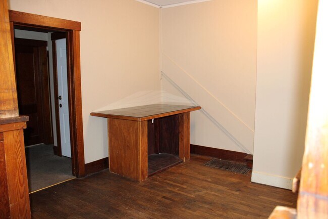 Building Photo - House for rent! 2 kitchens 3 Baths! Close ...