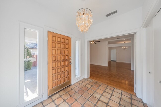 Building Photo - Charming Bungalow In Arlington Heights!