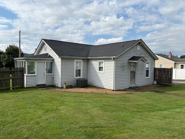 Beautiful backyard - 2459 Bradley St