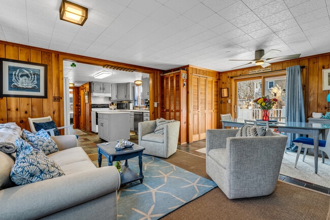 Foto del edificio - 32 Bassett Ln