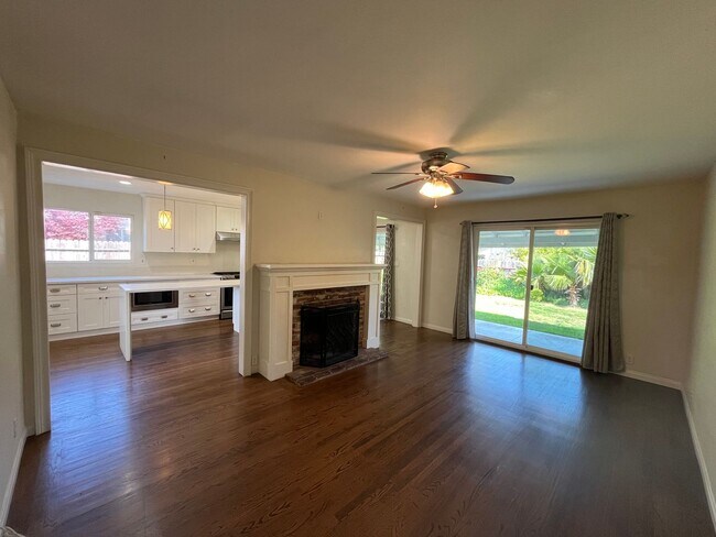 Building Photo - Spacious 3 bed 1bath home available near t...