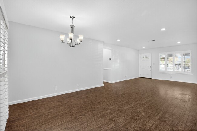 Foto del edificio - 899 Ebbetts Dr