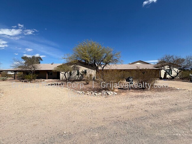 Foto del edificio - Huge Retreat Style Property for Rent in Central Tucson (Ft Lowell/Campbell)