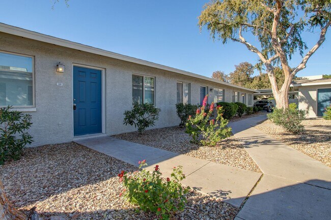 Foto del edificio - Updated 2 Bedroom, 2 bathroom located in a Gated Community!! Like living at a Resort!  Available ...