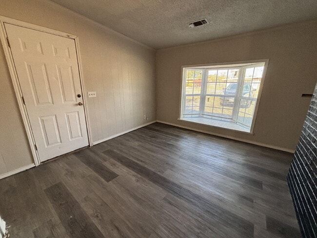 Building Photo - 1906 E Baylor St