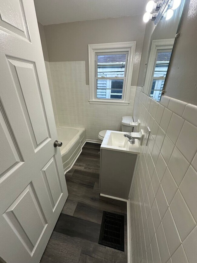 Building Photo - Cute 2 bedroom House with garage, large ba...