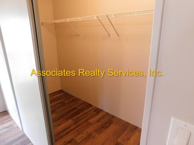 Building Photo - Secluded home in the country!