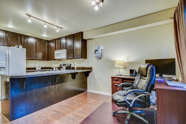 Building Photo - Spacious 2 Bedroom, 2.5 Bathroom Townhome ...