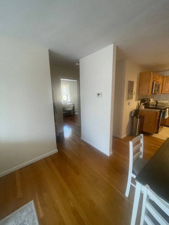 Foto del edificio - FREE MONTH & NO FEE  Stunning top floor sunny 2 bed near BU and across from T stop and Supermarket