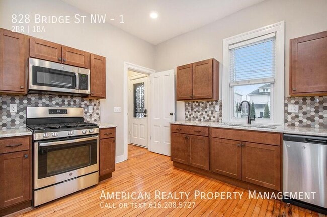 Foto del edificio - 828 Bridge St NW