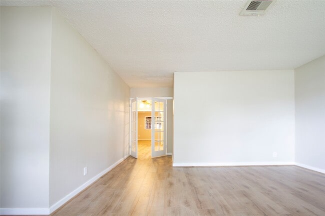 Building Photo - 519 20th Ave N