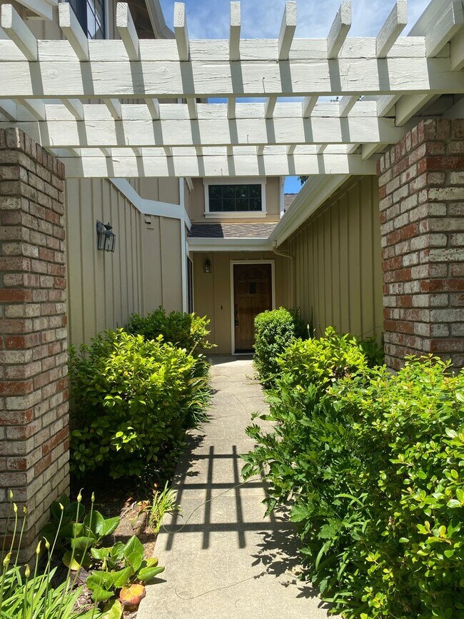 Foto del edificio - Danville Brookview Duet Townhouse 4 Br., 2...