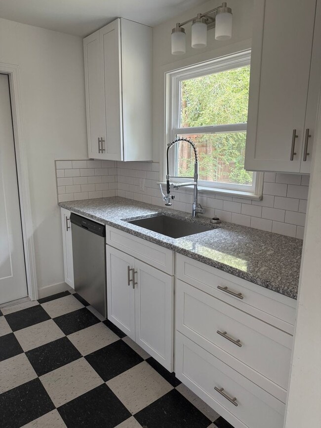 Building Photo - Charming 2-Bedroom Single-Family Home