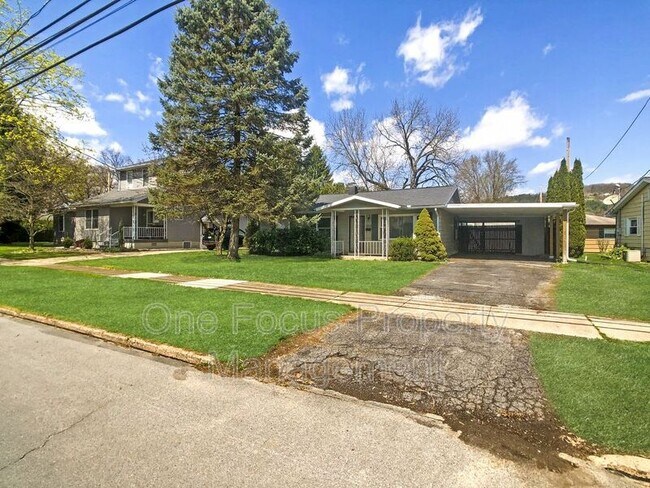Building Photo - 2405 Lincoln Dr