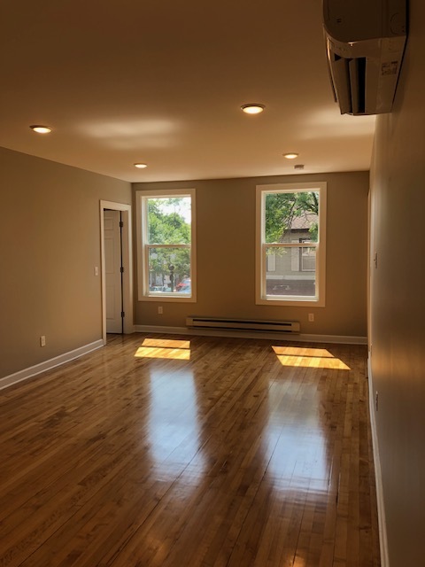 Spacious living room - 2197 4th St