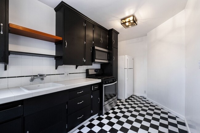 Foto del edificio - Private and comfortable 1 bed, 1 bath bungalow-style apartment in a West Hollywood triplex