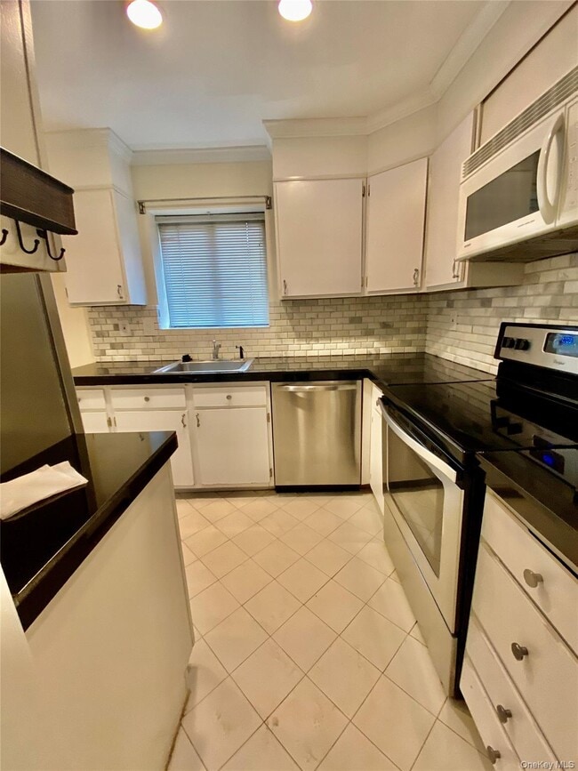 Building Photo - 75 Greenway Close