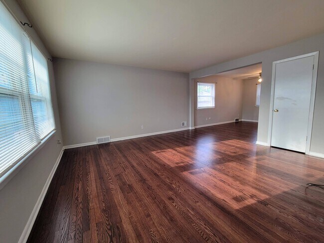 Building Photo - 609 Waukegan Rd