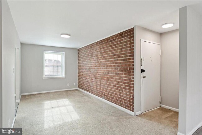 Building Photo - 5960 Westchester Park Dr
