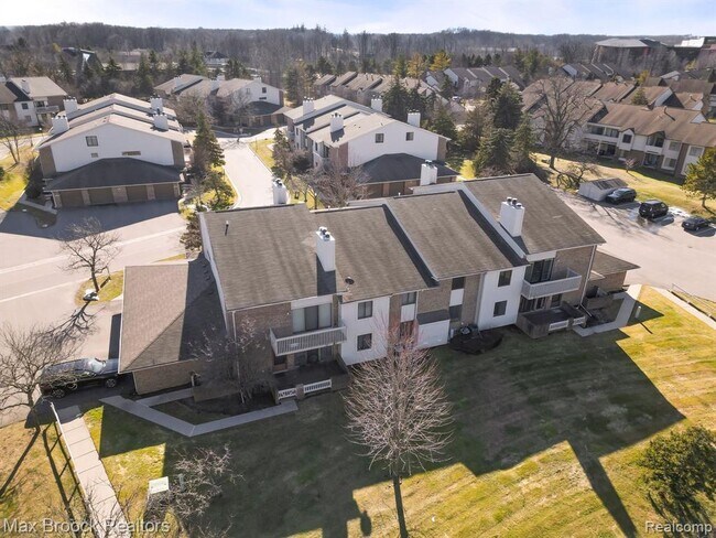 Foto del edificio - 6608 Maple Lakes Dr