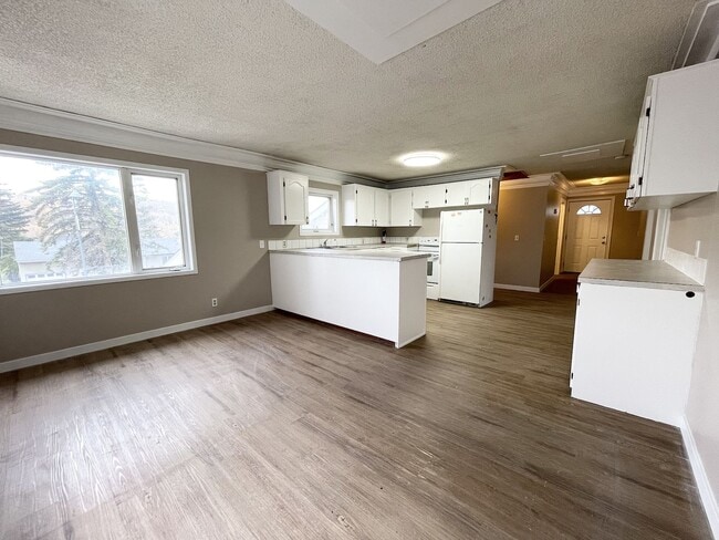 Photo du bâtiment - 4324 Bowness Rd NW