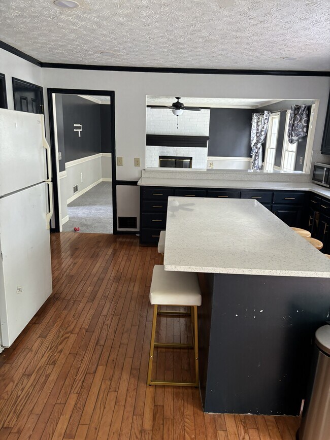 Cocina y sala de estar - 3685 Timberloch Trl