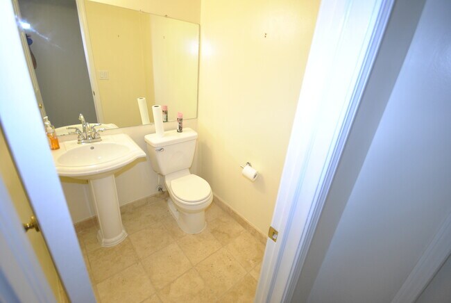 Building Photo - 2869 E Eisenhower Pky