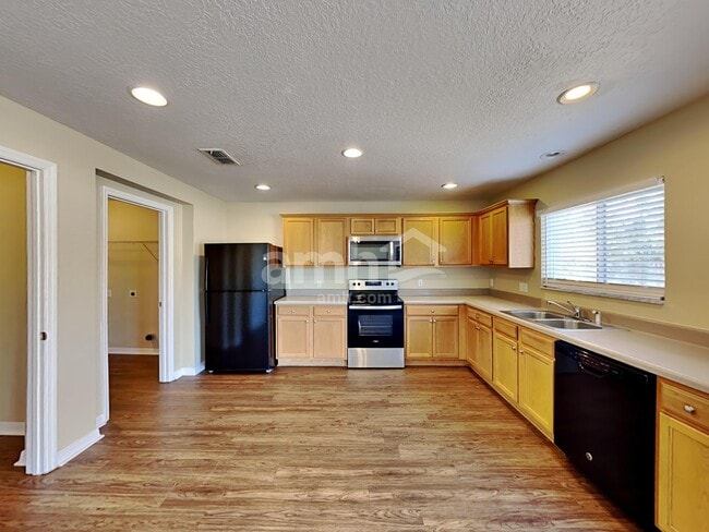 Building Photo - 1612 Redfin Dr