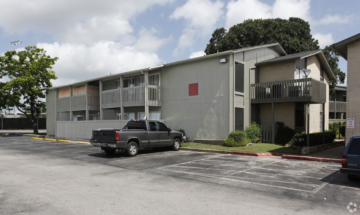 Building Photo - Tollgate Condominiums