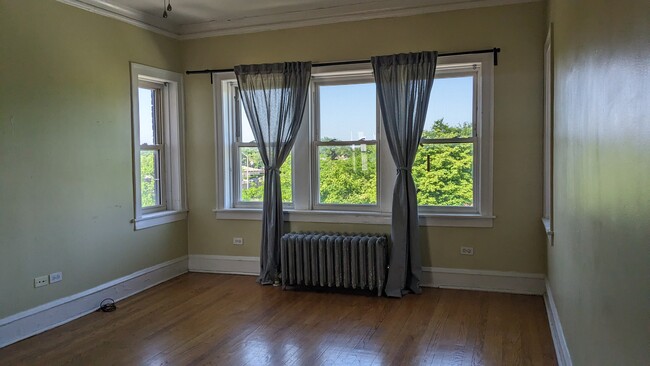 Living Area - 906 S Elmwood Ave