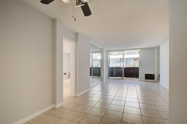 Building Photo - 117 S Doheny Dr