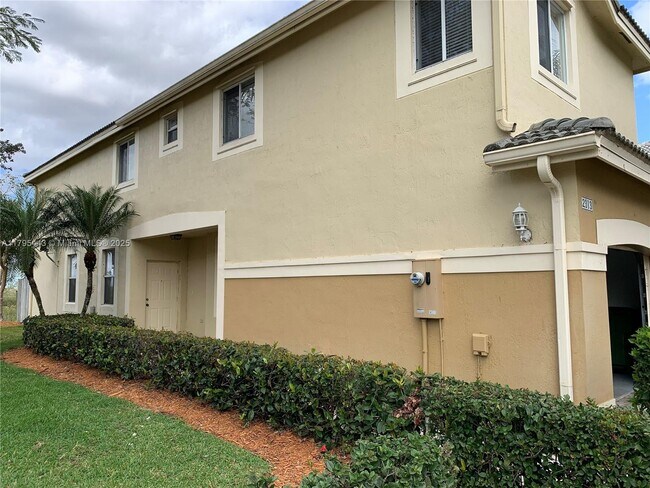 Building Photo - 2313 Pasadena Way