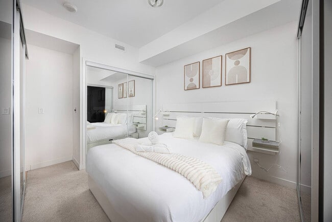 Building Photo - 807 York St