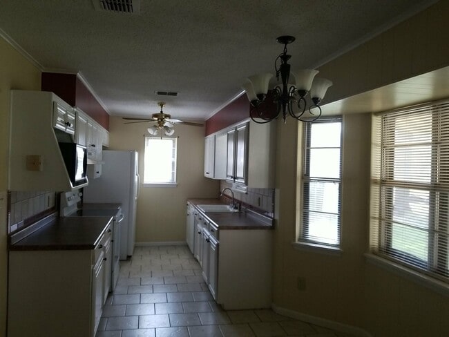Building Photo - 918 Villa Ln