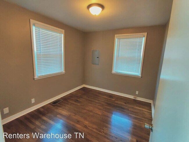 Building Photo - 3 bd/1 bth w/fenced yard. Close to all thi...
